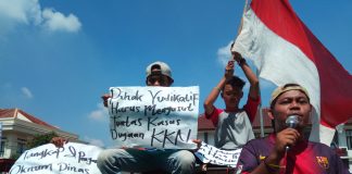 AKTIVIS yang tergabung dalam Konsolidasi Mahasiswa Nasional Indonesia (Komando), menuntut Kepala Dindikbud Pandeglang, Salman Sunardi, mundur dari jabatannya. (Foto : Pepeng)