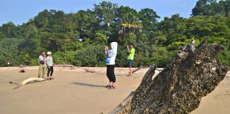 SEJUMLAH wisatawan berfoto di muara Sungai Cigenter di Kawasan Taman Nasional Ujung Kulon (TNUK). Pemkab Pandeglang perlu mengantisipasi dampak negatif berkembangnya industri pariwisata, seperti peredaran Miras dan prostitusi.(Foto : A Supriadi)