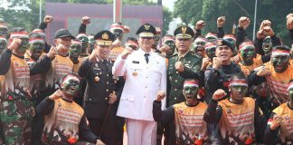 Gubernur Banten Wahidin Halim dan Kapolda Banten Brigjen Pol Listyo Sigit Prabowo, melakukan foto bersama usai Apel HUT Bhayangkara ke 71. (Photo : Humas Pemprov Banten)