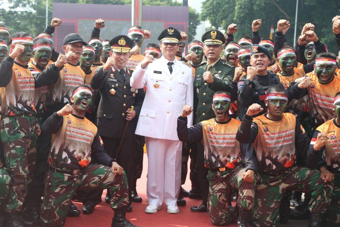 Gubernur Banten Wahidin Halim dan Kapolda Banten Brigjen Pol Listyo Sigit Prabowo, melakukan foto bersama usai Apel HUT Bhayangkara ke 71. (Photo : Humas Pemprov Banten)