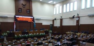 Rapat Paripurna Molor DERETAN kursi anggota dewan nampak masih kosong. Meski dijadwalkan pukul 10.00 WIB, rapat paripurna penyampaian pemandangan umum fraksi terhadap Raperda Pertanggungjawaban APBD TA 2015 dan penyampaian penjelasan Raperda Inisiatif Bapemperda tentang Hak Keuangan dan Administrasi