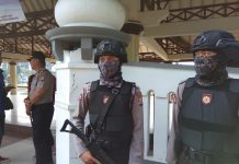 POLISI bersenjata lengkap bersiaga mengamankan upacara Harkitnas di Alun-alun Pandeglang, Senin (17/07/2017) pagi. Kapolres Pandeglang, AKBP Ary Satriyan meminta anggotanya untuk tetap waspada terhadap ancaman keamanan.(Foto: Agus)