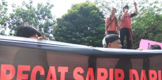 BELASAN mahasiswa melakukan aksi unjuk rasa di depan Gedung DPRD Pandeglang, Senin (17/07/2017) siang. Dalam aksinya massa menyoroti sejumlah permasalahan di Pandeglang, terutama kinerja Kepala DPKKP, Syarif Hidayat dan rendahnya serapan anggaran.(Foto: Dendi)