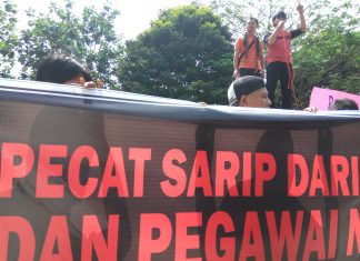 BELASAN mahasiswa melakukan aksi unjuk rasa di depan Gedung DPRD Pandeglang, Senin (17/07/2017) siang. Dalam aksinya massa menyoroti sejumlah permasalahan di Pandeglang, terutama kinerja Kepala DPKKP, Syarif Hidayat dan rendahnya serapan anggaran.(Foto: Dendi)