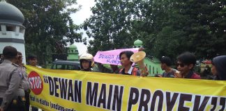 MASSA dari LSA berunjuk rasa di depan Gedung DPRD Pandeglang, Kamis (20/07/2017) siang. Massa menuding dua oknum dewan dari Fraksi Demokrat inisial R dan Y bermain proyek.