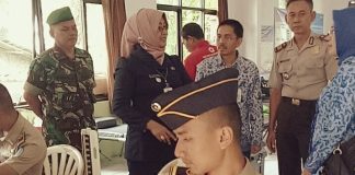 PRAJA IPDN jatinangor bersama aparatur Kecamatan Cimanuk melaksanakan donor darah dalam rangka Hari Kesadaran Nasional, Senin (17/07/2017).(Foto: ISTIMEWA)