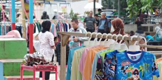 SEJUMLAH pedagang kaki lima (PKL) kembali berjualan di Alun-alun Pandelang, ppadahal Pemkab Pandeglang sudah melarang pedagang berjulan di kawasan tersebut.(FOTO: Dendi)Na
