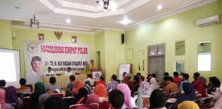 RATUSAN guru mengikuti Sosialisasi Empat Pilar, sekaligus silaturahmi, dengan Anggota DPR RI dari Fraksi Golkar, Tb. Ace Hasan Syadzily, di Gedung PGRI Kecamatan Carita, Minggu (23/7/2017).(Foto : Dendi)