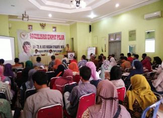RATUSAN guru mengikuti Sosialisasi Empat Pilar, sekaligus silaturahmi, dengan Anggota DPR RI dari Fraksi Golkar, Tb. Ace Hasan Syadzily, di Gedung PGRI Kecamatan Carita, Minggu (23/7/2017).(Foto : Dendi)