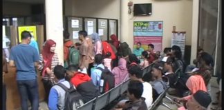 Suasana pelayanan di Kantor Disdukcapil Kabupaten Pandeglang, Banten, Senin (31/07/2017) pagi.