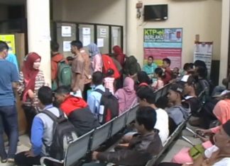 Suasana pelayanan di Kantor Disdukcapil Kabupaten Pandeglang, Banten, Senin (31/07/2017) pagi.