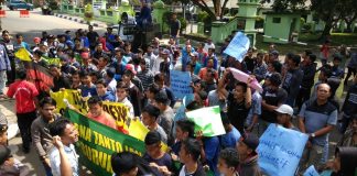 PULUHAN massa yang tergabung dalam Lingkar Pemuda dan Mahasiswa Pandeglang mendesak DPRD setempat untuk menggunakan hak interpelasi. (Foto : Dendi)
