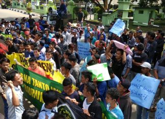 PULUHAN massa yang tergabung dalam Lingkar Pemuda dan Mahasiswa Pandeglang mendesak DPRD setempat untuk menggunakan hak interpelasi. (Foto : Dendi)
