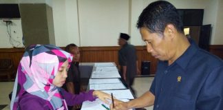 TAMPAK salah seorang Anggota DPRD Pandeglang, mengisi daftar hadir Rapat Paripurna kedua.(Foto : Dendi)