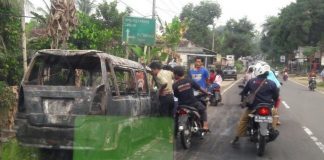 BANGKAI Angkot yang terbakar di Jalan Raya Labuan.(Foto : Dendi)