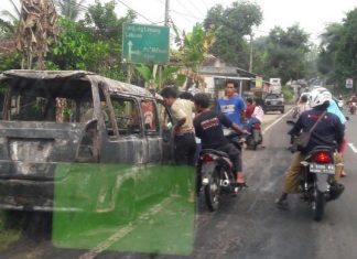 BANGKAI Angkot yang terbakar di Jalan Raya Labuan.(Foto : Dendi)