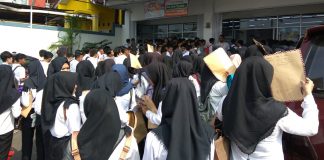 SEJUMLAH pelamar mengantre melamar kerja di Alfamart di Kampung Gardutanjak, Pandeglang, Rabu (12/07/2017).(Foto : Dendi)