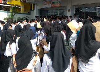 SEJUMLAH pelamar mengantre melamar kerja di Alfamart di Kampung Gardutanjak, Pandeglang, Rabu (12/07/2017).(Foto : Dendi)