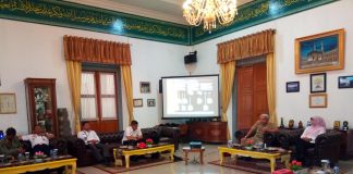 BUPATI Irna Narulita (Kanan) saat menerima kunjungan Gubernur IPDN Jatinangor, Ermaya Suradinata bersama rombongan diruang Garuda Pendopo Pandeglang, Rabu (19/07/2017) siang. (Foto : Agus)