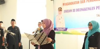 Bupati Pandeglang, Irna Narulita saat membacakan sumpah jabatan, dalam pelantikan 24 pejabat esselon III, Jumat (7/7/2017). (Fotographer : Peng)