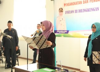 Bupati Pandeglang, Irna Narulita saat membacakan sumpah jabatan, dalam pelantikan 24 pejabat esselon III, Jumat (7/7/2017). (Fotographer : Peng)