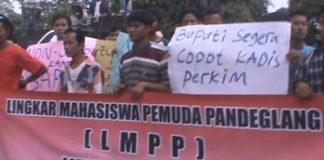 Sekelompok massa yang tergabung dalam Lingkar Mahasiswa Pemuda Pandeglang (LMPP), saat melakukan aksinya di depan Gerbang Pendopo Pemkab Pandeglang, Kamis 06/07/2017. (Fotographer : Den)