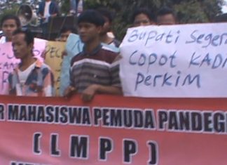 Sekelompok massa yang tergabung dalam Lingkar Mahasiswa Pemuda Pandeglang (LMPP), saat melakukan aksinya di depan Gerbang Pendopo Pemkab Pandeglang, Kamis 06/07/2017. (Fotographer : Den)