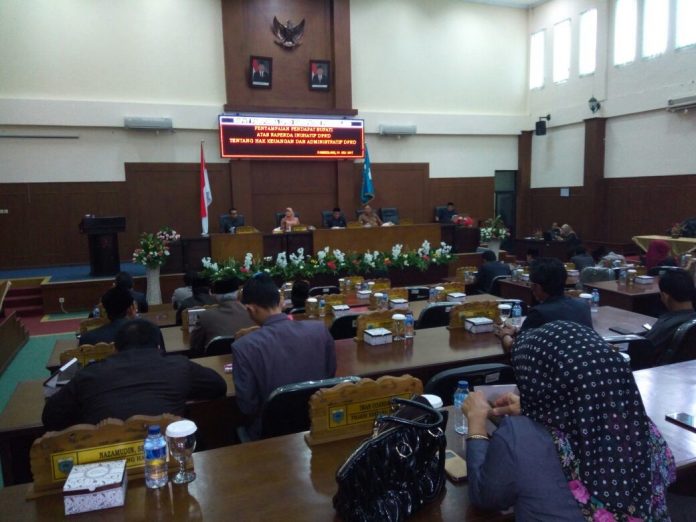 RAPAT Paripurna DPRD Pandeglang, yang sempat molor satu jam lebih akhirnya dimulai. (Foto : Dendi)
