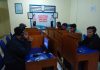 PEMOHON Surat Izin Mengemudi (SIM) tengah mengikuti uji teori di Polres Pandeglang, Rabu (05/07/2017) siang. Pasca libur lebaran, ratusan warga mengantre untuk memperpanjang dan memohon SIM baru. (Fotograper: Ray)