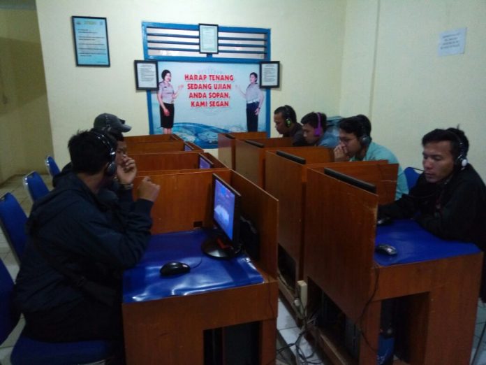 PEMOHON Surat Izin Mengemudi (SIM) tengah mengikuti uji teori di Polres Pandeglang, Rabu (05/07/2017) siang. Pasca libur lebaran, ratusan warga mengantre untuk memperpanjang dan memohon SIM baru. (Fotograper: Ray)