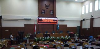 Rapat Paripurna DPRD Pandeglang Kembali Molor NAMPAK deretan puluhan kursi dewan masih kosong. Padahal seuai jadwal, rapat penyampaian pendapat bupati atas Raperda Inisiatif Dewan tentang Hak Keungan dan Administratif DPRD, ini dijadwalkan pukul 10.00 WIB, namun hingga pukul 11.00 WIB belum dimulai. (Foto: Dendi)