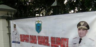 SPANDUK bertuliskan 'bupati dan wakil bupati kita' terpasang di Alun-alun Pandeglang, Jumat (07/07/2017). Spanduk yang dipasang oleh aktivis Ikatan Pelajar Nahdlatul Ulama (IPNU) Pandeglang, Dede Nasir, bermaksud "menyentil" sikap mantan Bupati Pandeglang,  Ahmad Dimyati Natakusumah yang terkesan mengintervensi roda pemerintahan Pemkab Pandeglang.(Fotograper Dendi) 