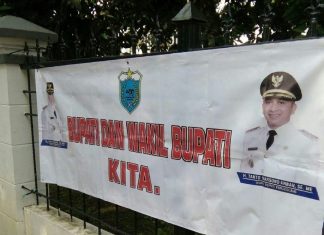 SPANDUK bertuliskan 'bupati dan wakil bupati kita' terpasang di Alun-alun Pandeglang, Jumat (07/07/2017). Spanduk yang dipasang oleh aktivis Ikatan Pelajar Nahdlatul Ulama (IPNU) Pandeglang, Dede Nasir, bermaksud "menyentil" sikap mantan Bupati Pandeglang,  Ahmad Dimyati Natakusumah yang terkesan mengintervensi roda pemerintahan Pemkab Pandeglang.(Fotograper Dendi) 