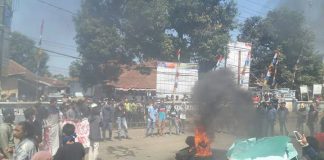 Tak Terima Dipolisikan, Aktivis Demo Camat Malingping