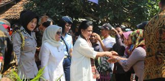 Ibu Negara Iriana Joko Widodo saat melakukan kunjungan ke ‘Kampung Sejahtera’ di Kampung Pintu Air, Desa Kohod, Kecamatan Pakuhaji, Kabupaten Tangerang, Rabu (02/08/2017)