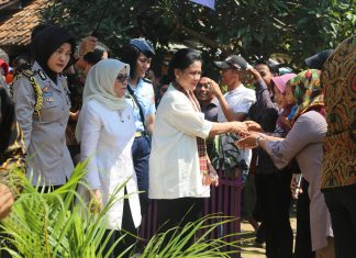 Ibu Negara Iriana Joko Widodo saat melakukan kunjungan ke ‘Kampung Sejahtera’ di Kampung Pintu Air, Desa Kohod, Kecamatan Pakuhaji, Kabupaten Tangerang, Rabu (02/08/2017)