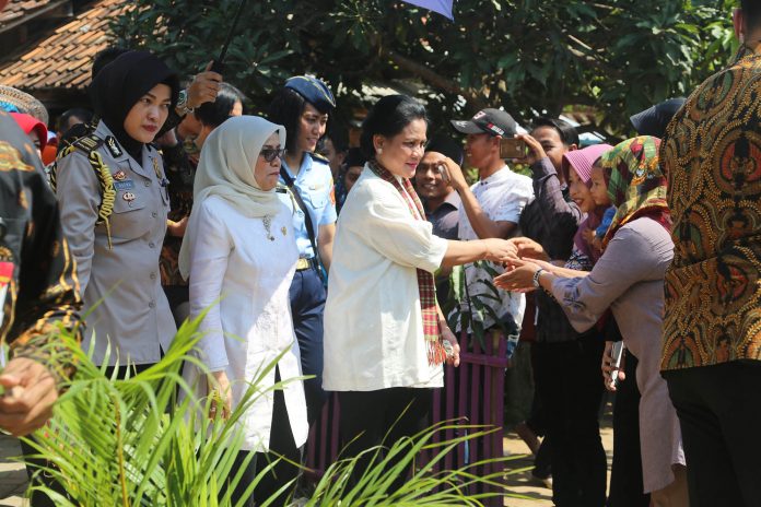 Ibu Negara Iriana Joko Widodo saat melakukan kunjungan ke ‘Kampung Sejahtera’ di Kampung Pintu Air, Desa Kohod, Kecamatan Pakuhaji, Kabupaten Tangerang, Rabu (02/08/2017)