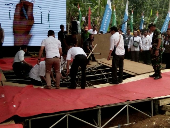 panggung ambruk