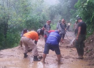 Diguyur Hujan, Jalan di Gunung Karang Longsor