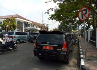 Meski Dilarang, Puluhan Kendaraan Bebas Parkir di Jalan Bhayangkara