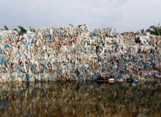 Malaysia Pulangkan Ratusan Ton Sampah Plastik