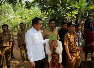 Isak Tangis Korban Gempa Pecah Saat Dikunjungi Wabup Pandeglang