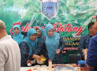 Peringatan Hari Pangan Sedunia Bupati Pandeglang Jualan Di Stand Pameran