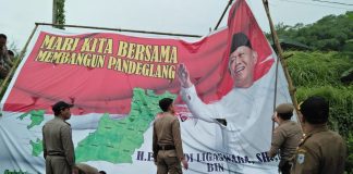 Satpol PP Pandeglang Tertibkan Spanduk Ilegal