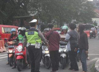 Ramadhan Berbagi, HMI Bersama Satlantas Lebak Bagikan Ratusan Takjil dan Covid-19 Kit