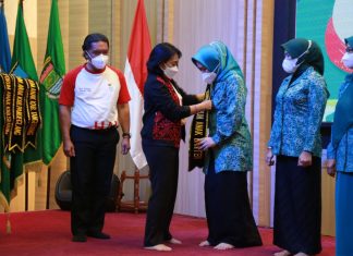 Istri PJ Gubernur Al Muktabar Dikukuhkan Sebagai Bunda Forum Anak