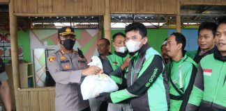 Bagikan Ratusan Paket Sembako Untuk Ojeg dan Sopir Angkot, Ini Harapan Kapolres Pandeglang