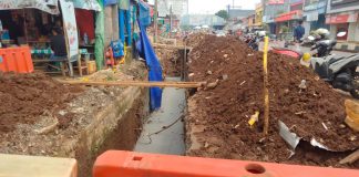 Abaikan K3, Kadis PUPR Pandeglang Ingatkan Pelaksana Proyek Drainase di Pasar Pandeglang