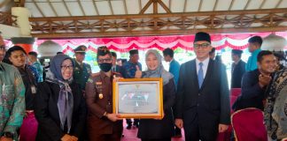 Jadi Dewan Juri Pemilihan Kaka Teteh, Kajari Pandeglang Terima Penghargaan Dari Bupati
