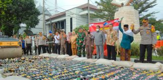 Jelang Nataru, Polres Pandeglang Musnahkan Ribuan Botol Miras